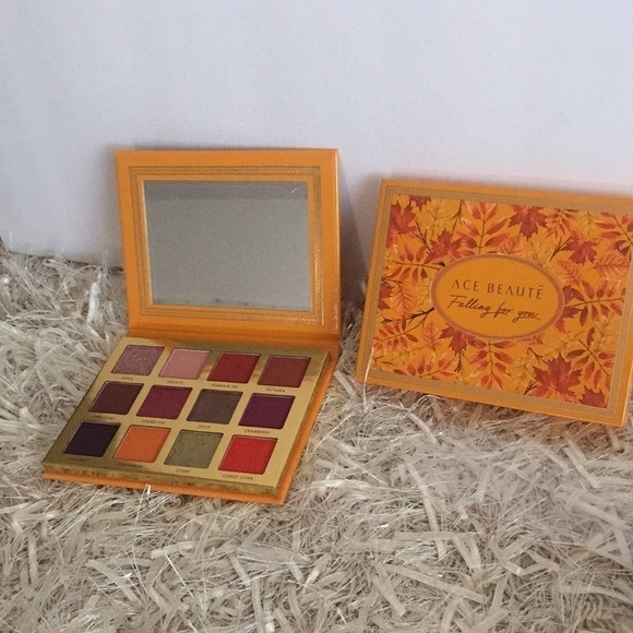 Ace Beautē “Falling for you” Eyeshadow Palette - Picture 5 of 8
